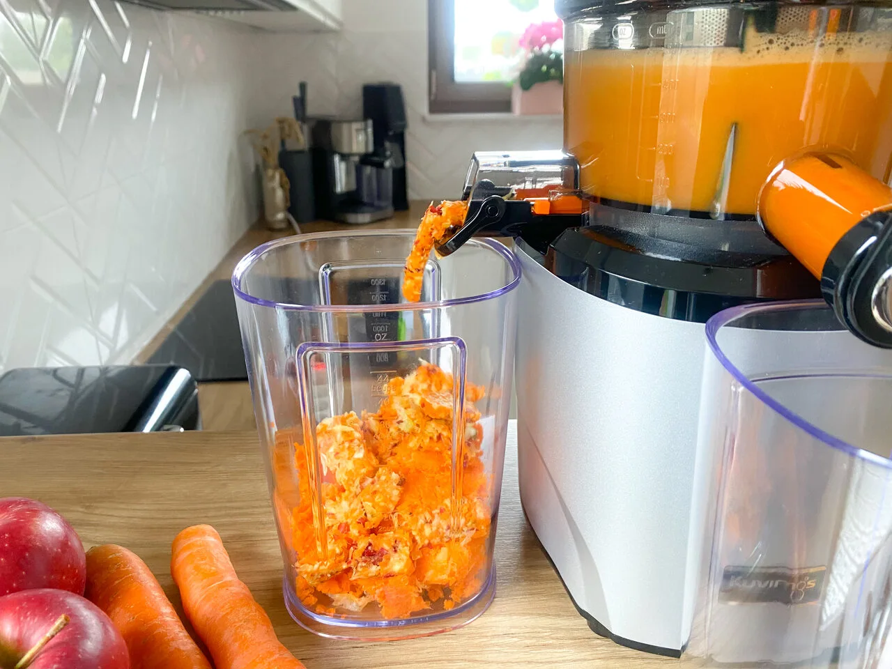 Wyciskarka wolnoobrotowa a sokowirówka