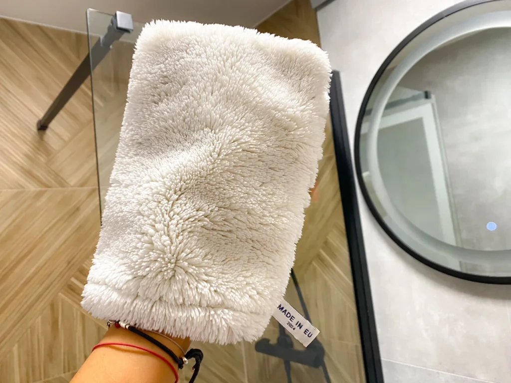 Rękawica biała i Sunbeam - czyszczenie łazienki