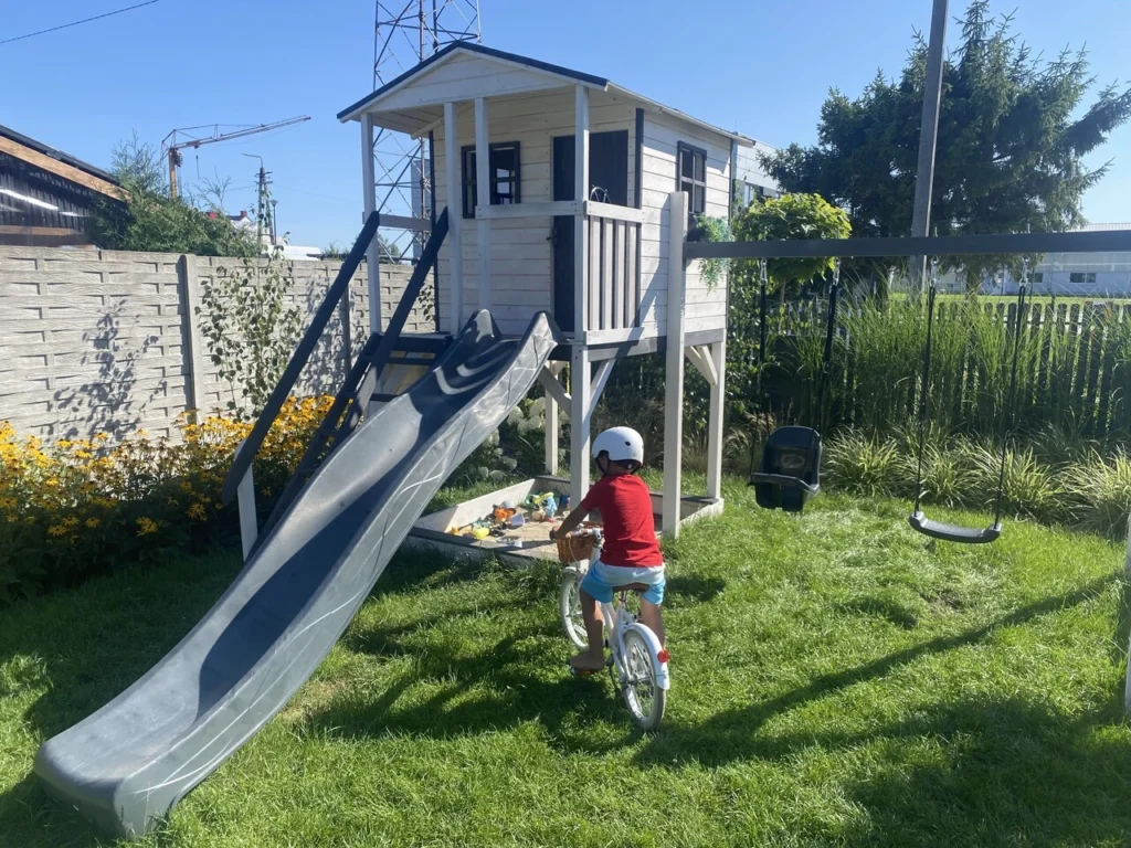 Plac zabaw dla dzieci - domek